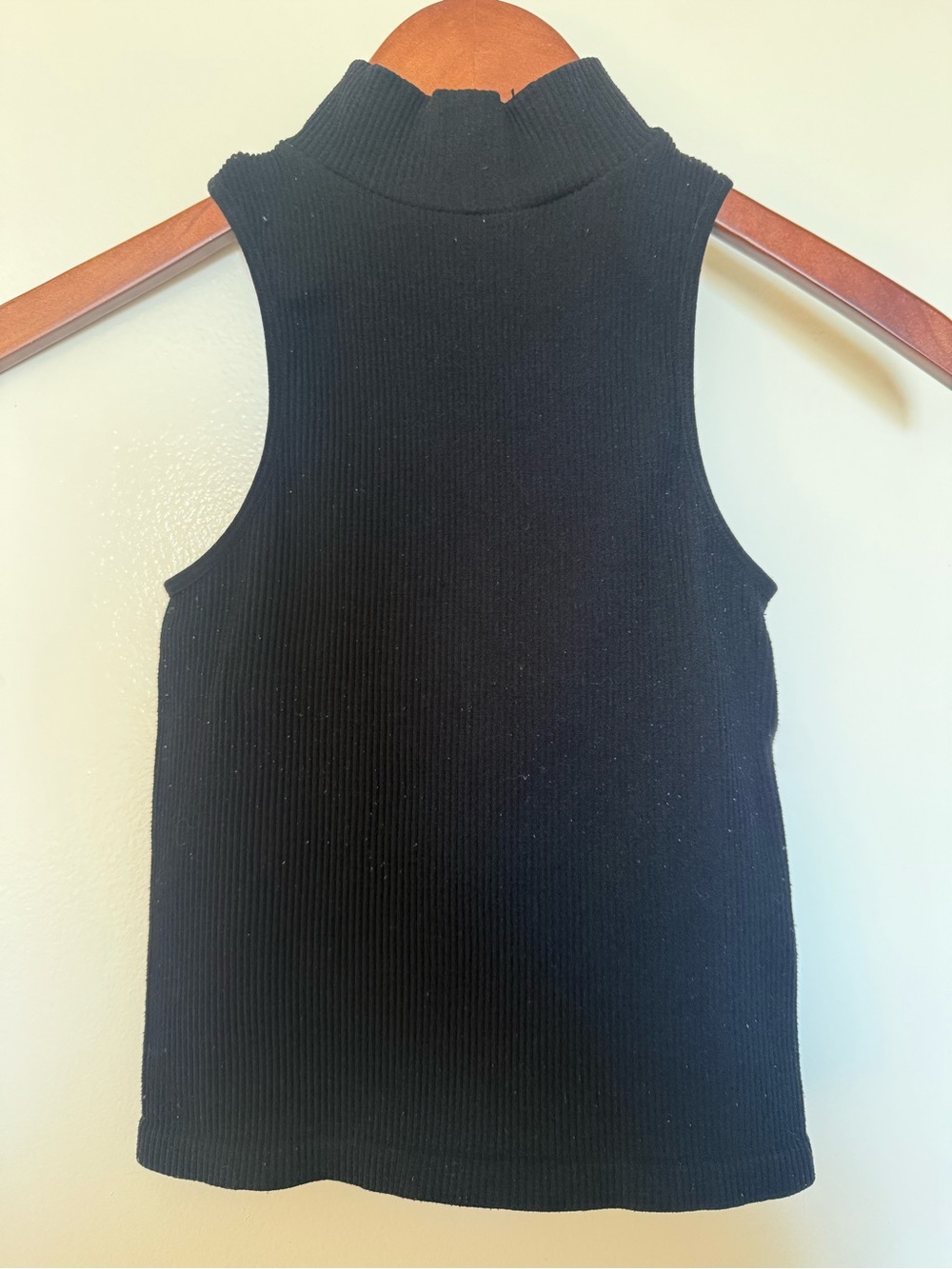 Suzette Collection black sleeveless ribbed stretch top in size S/M.